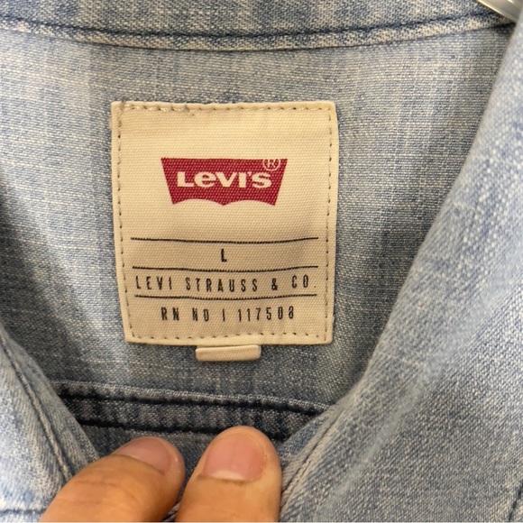 Levi’s Cotton Button Down Light Weight Shirt 2 Pocket Standard Denim Work Shirt - Picture 7 of 10